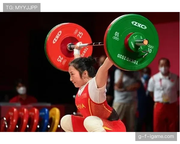 廖秋云训练完啃鸡腿的样子，真的和举重台上判若两人